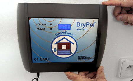 Instalace černého systému DryPol® | DryPol® – zařízení na vysoušení zdiva elektroosmózou